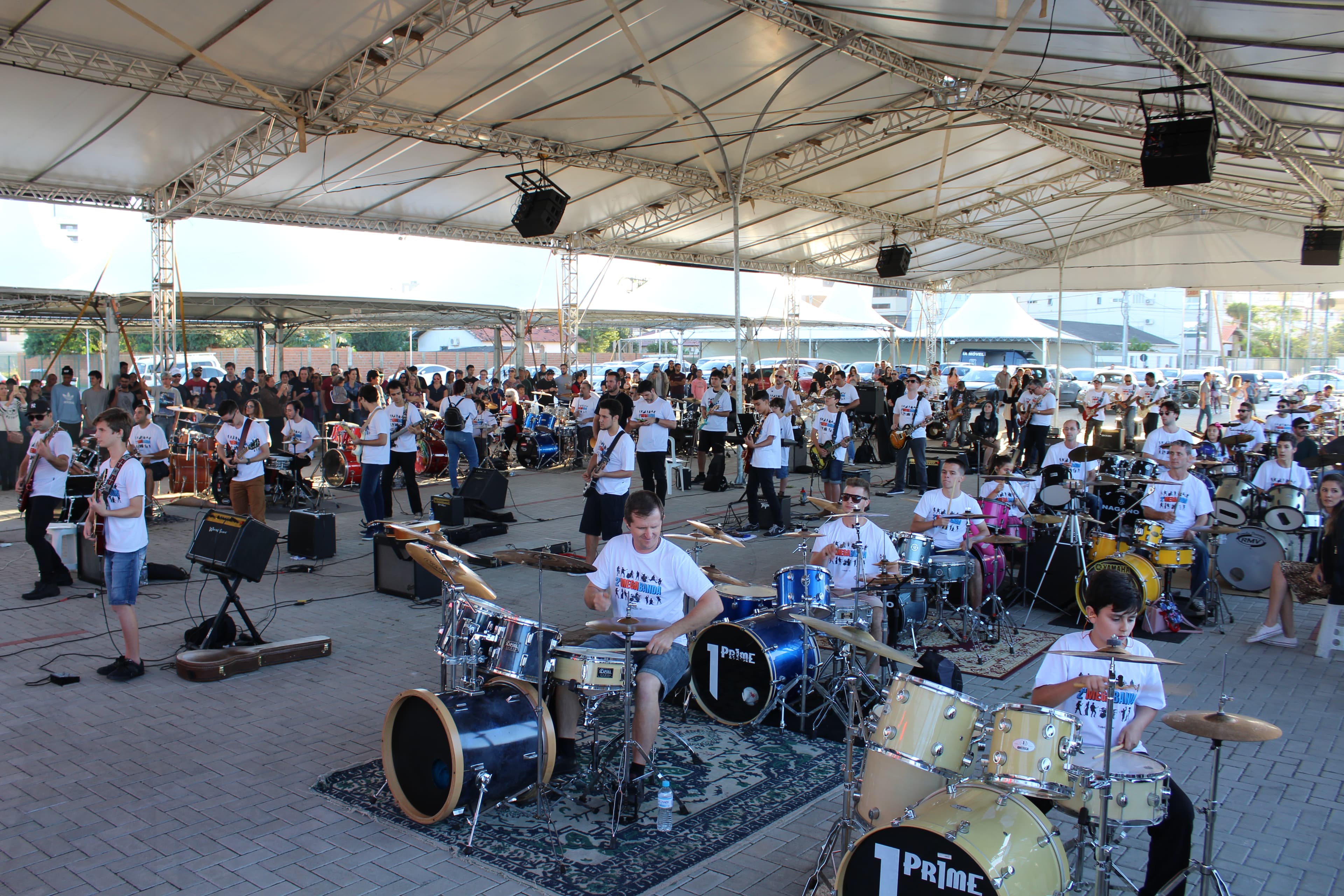 Mais de 150 músicos se apresentam simultaneamente na Megabanda