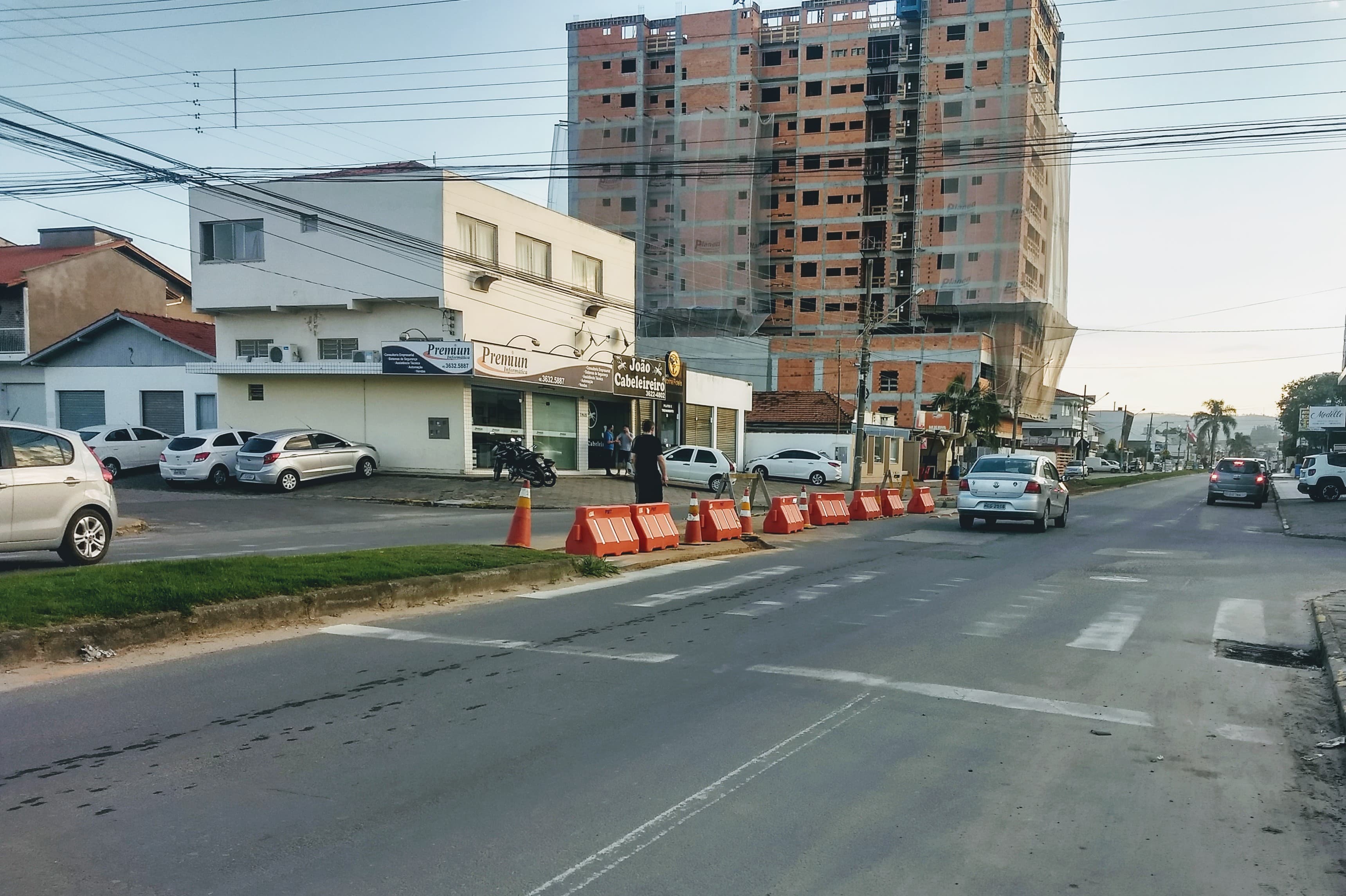 Nova rotatória da Avenida Pedro Zapelini começa a ser implantada