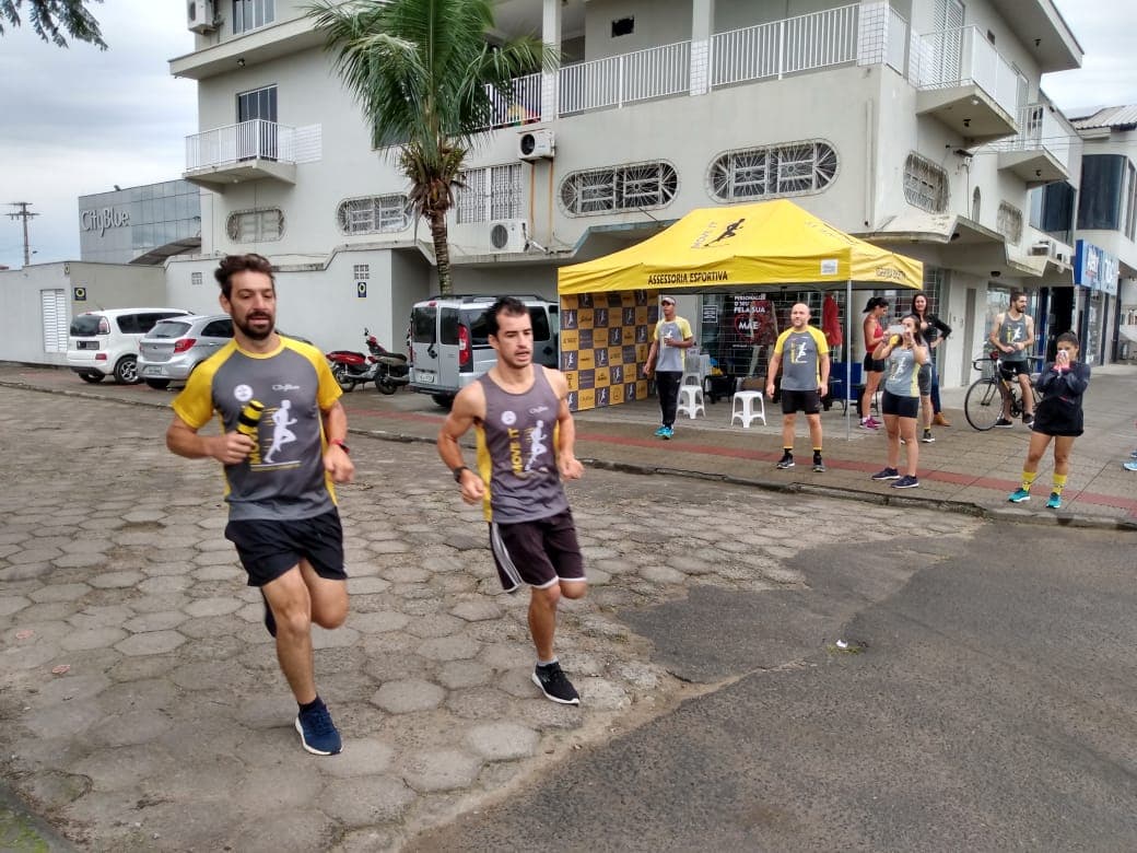 Atletas correm durante mais de 12 horas em treino solidário