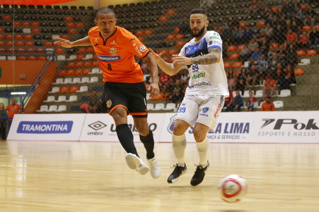 LIGA FUTSAL: Tubarão perde, mas dá trabalho para o goleiro do Carlos Barbosa