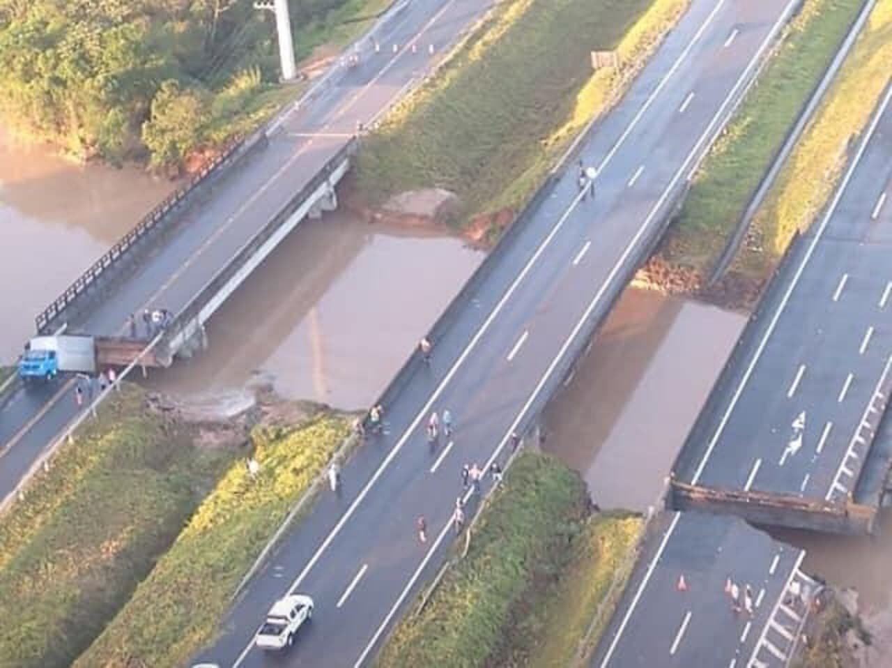 Ponte cede na BR-101, em Sangão; entrada de Jaguaruna está interditada