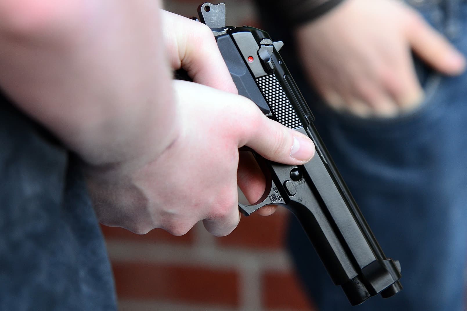 Conveniência de posto de combustíveis é assaltada por dupla armada