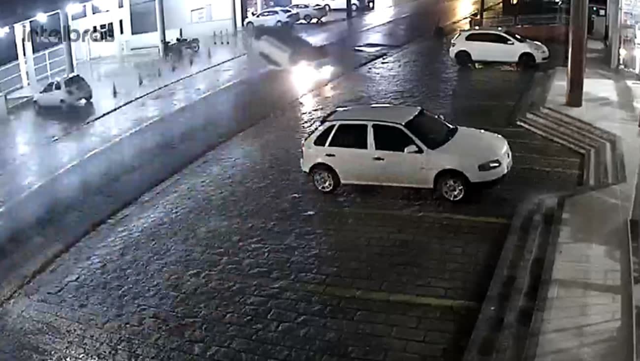 Carro capota no São João e motorista não é encontrado