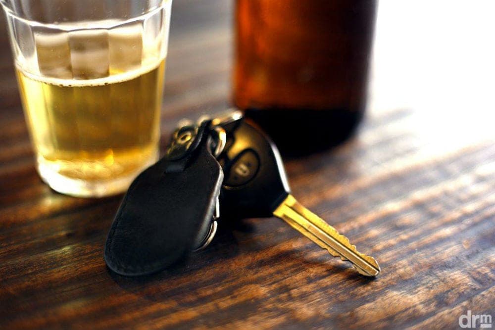 Motorista bêbado é flagrado pela polícia fazendo zigue-zague e cavalo de pau