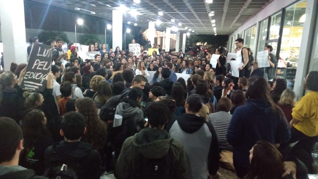 Protesto contra cortes na educação reúne estudantes em Tubarão