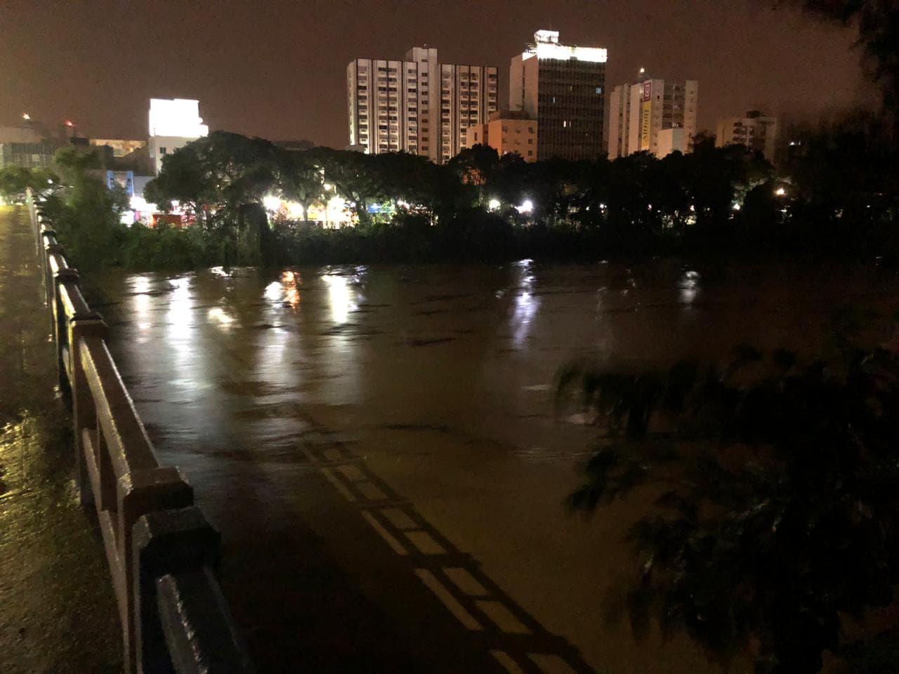 Chuvas fortes causam alagamentos na cidade