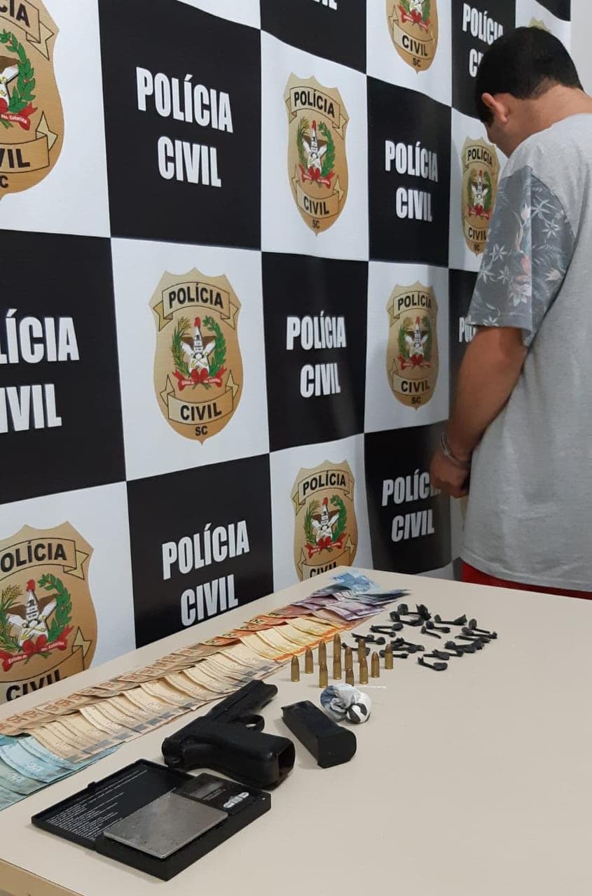 Traficante de 18 anos é preso com drogas e arma de fogo
