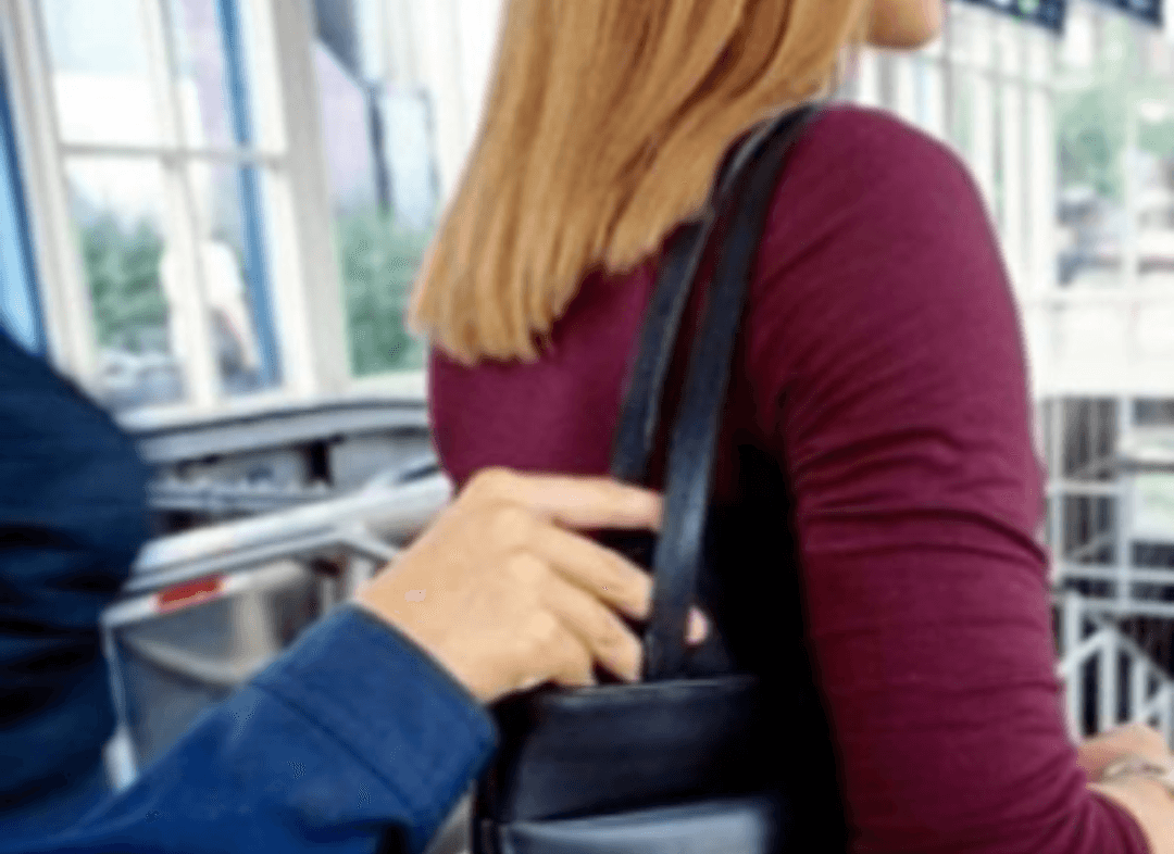 Ladrão de bolsas ataca novamente
