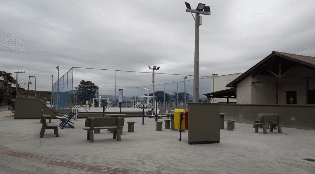 Praça de Morrinhos é entregue à população