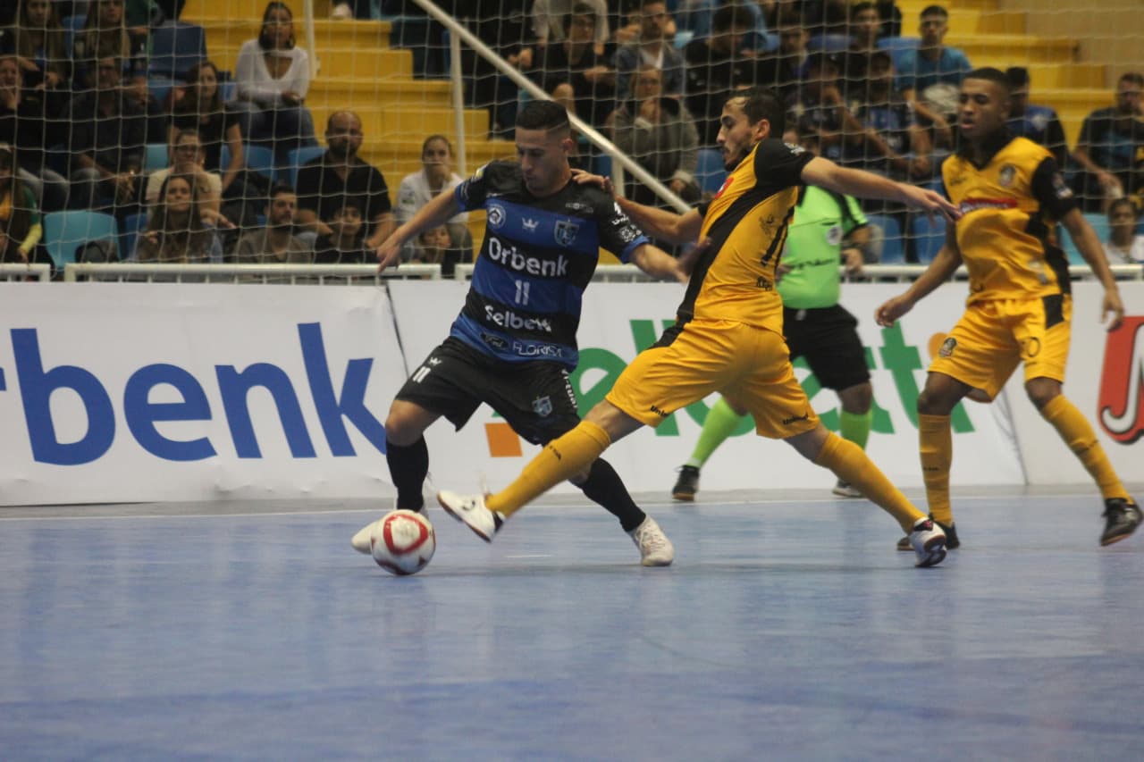 LIGA FUTSAL: Tubarão perde em casa, mas segue entre os líderes