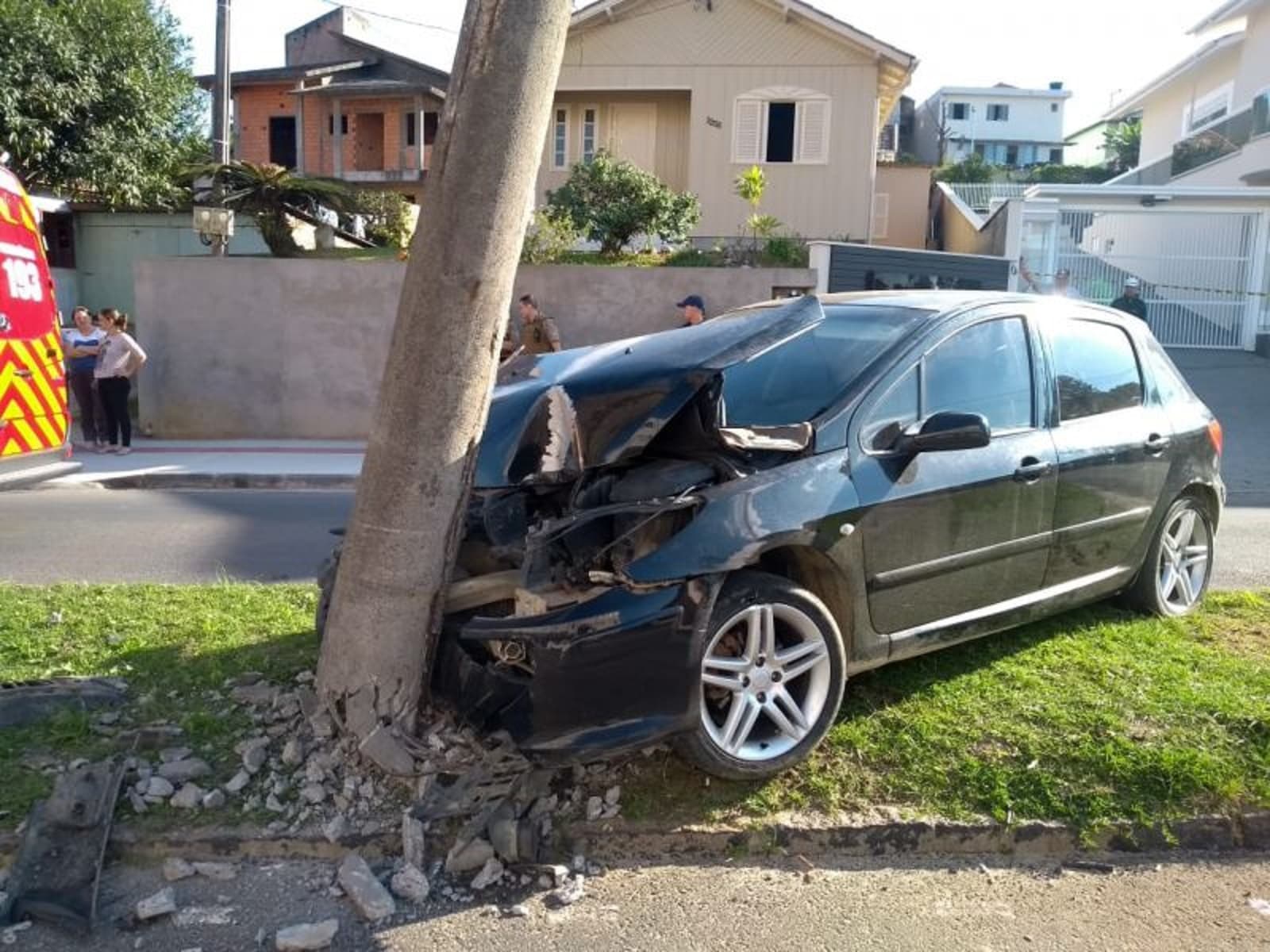 Motorista fica ferido ao colidir com postes, no Monte Castelo