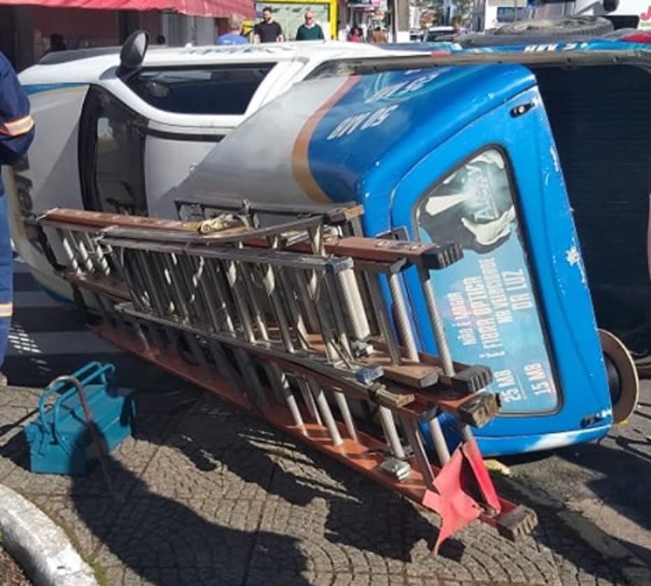 Veículo capota na Avenida Marcolino após colisão