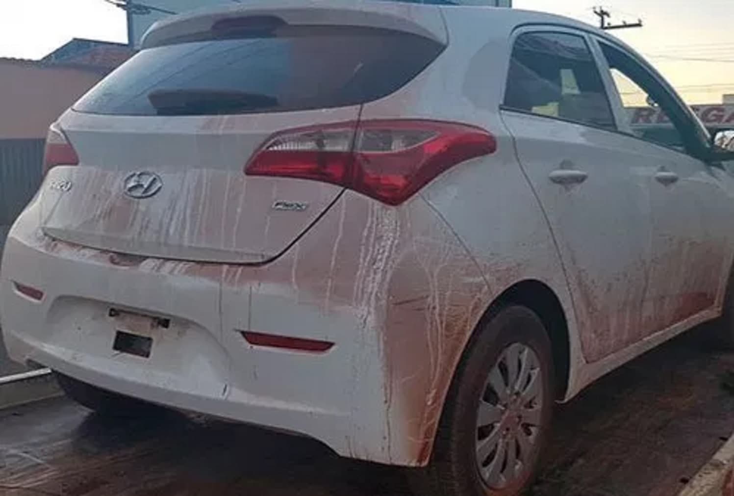 Casal é preso após tentar vender carro roubado