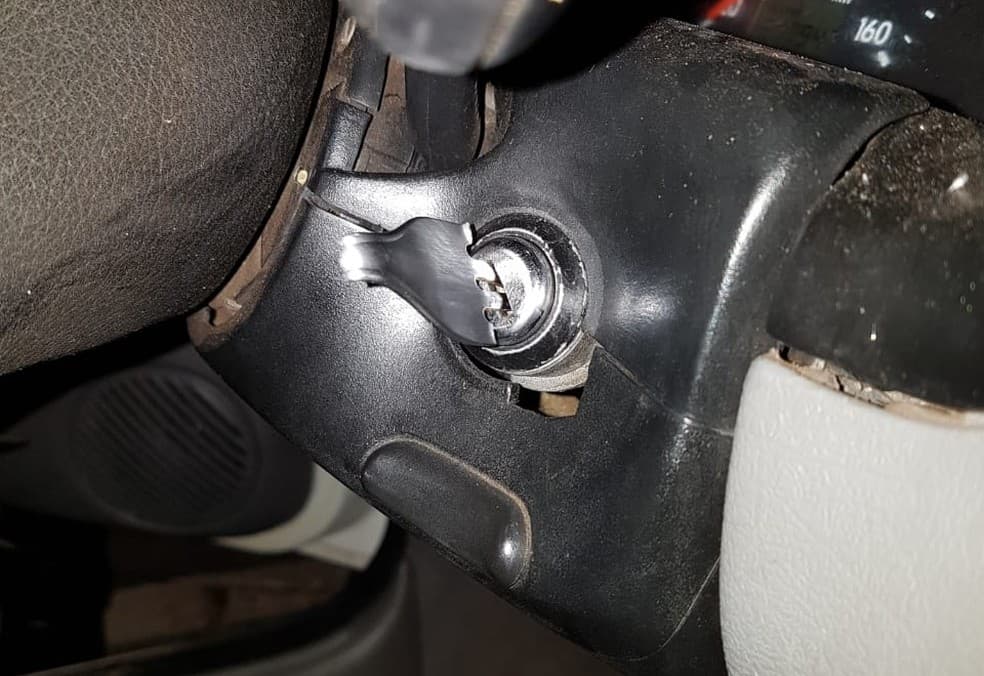 Carro roubado é abandonado e ladrões fogem por matagal