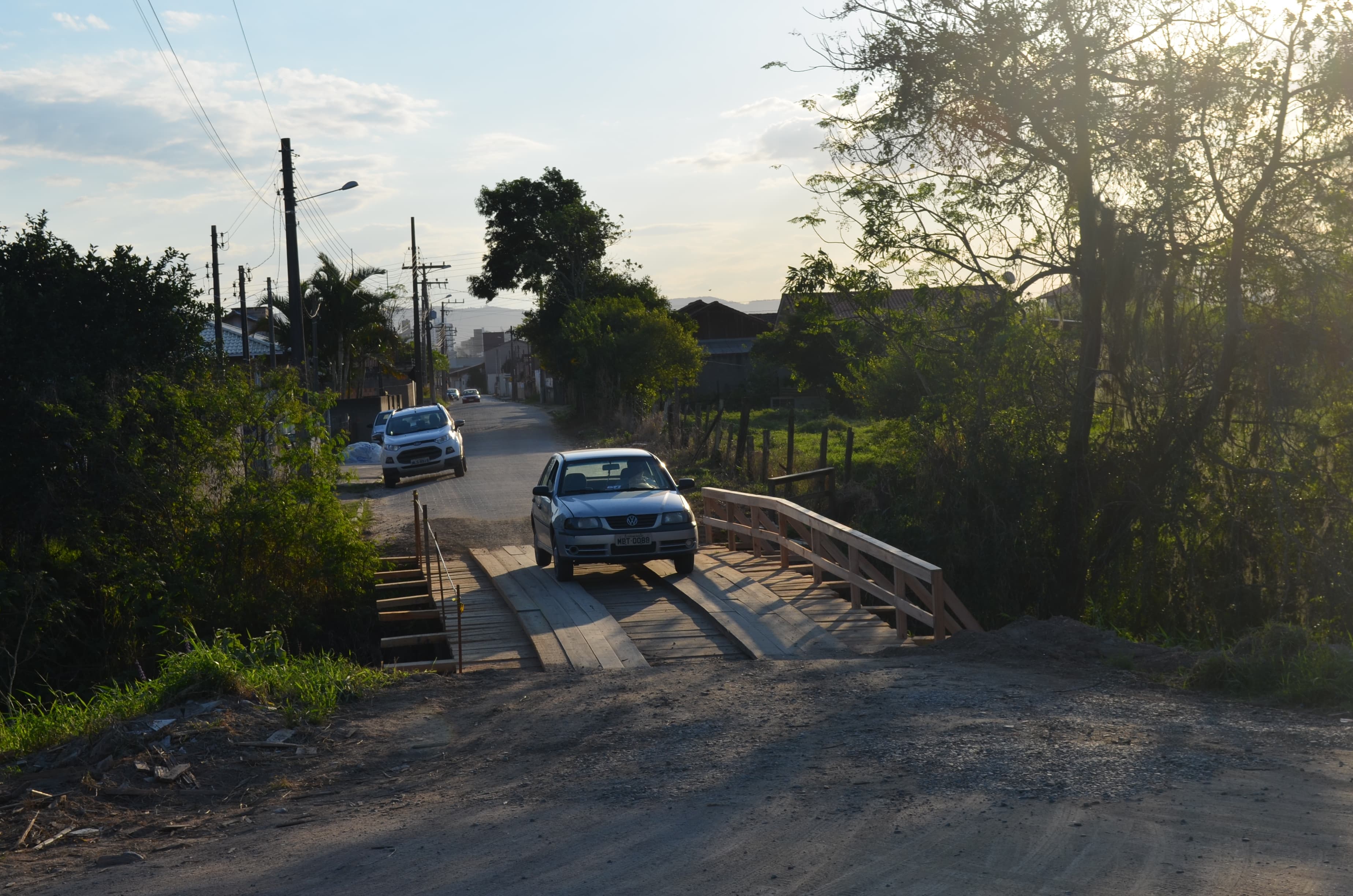 Liberada ao tráfego, ponte danificada por ônibus recebe acabamentos