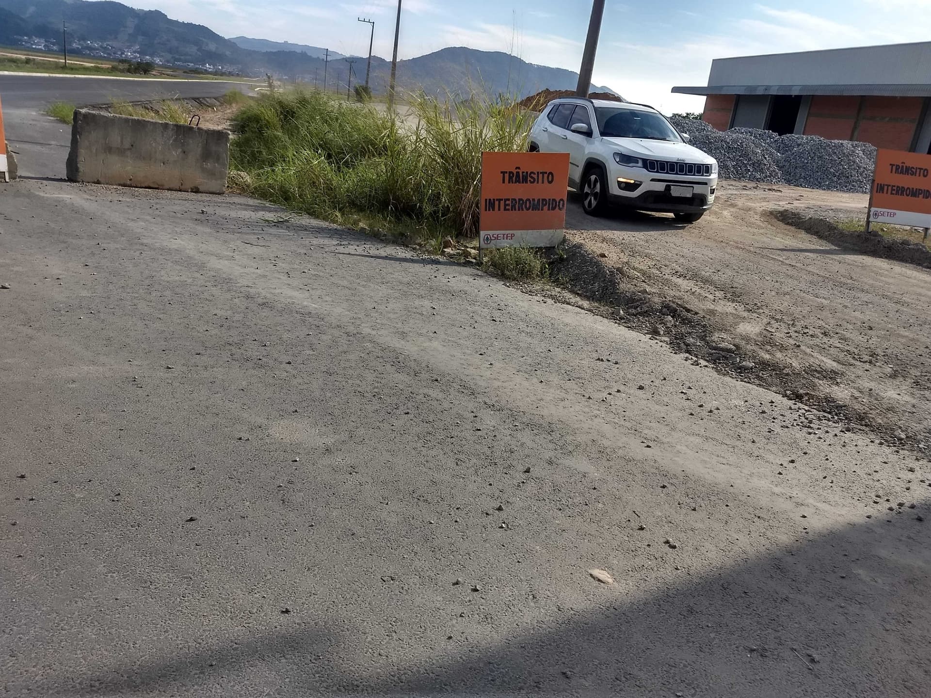 Ciclista fica ferido ao ser atingido por carro na Rodovia Ivane Fretta, ainda em obras