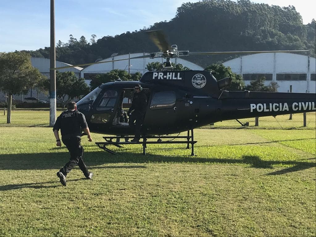 Policiais participam de treinamento de ambientação em aeronave