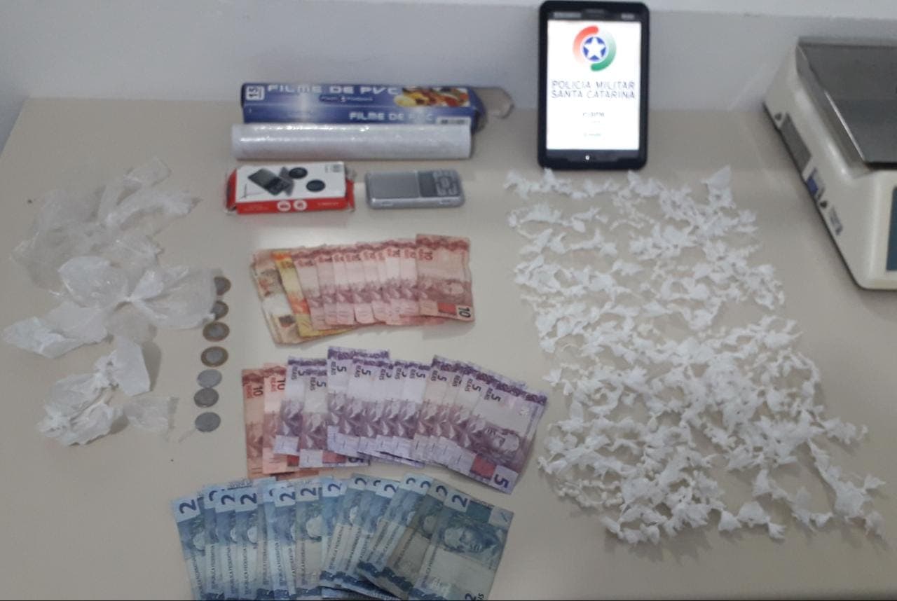 Quase 650 pedras de crack são apreendidas com dois jovens