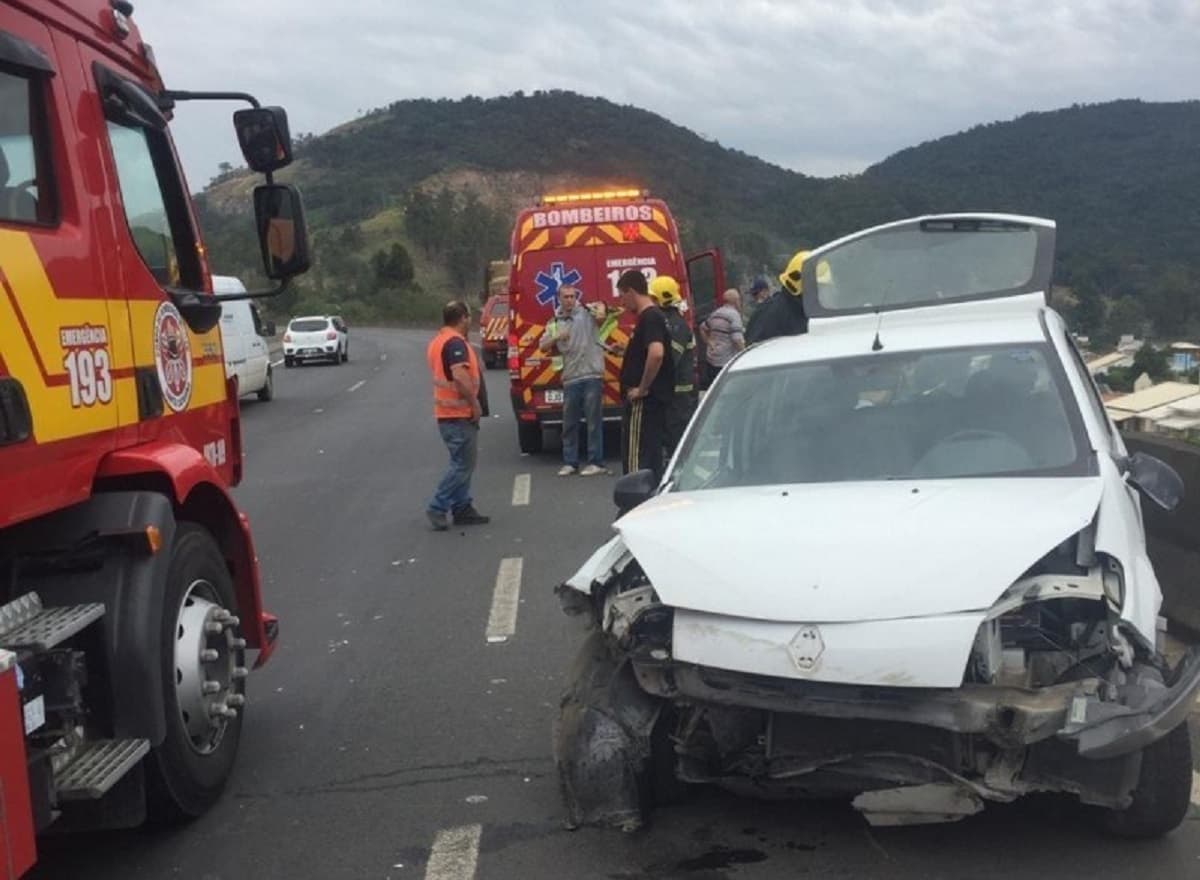 Batida entre carro e caminhão na BR-101 deixa motorista ferida