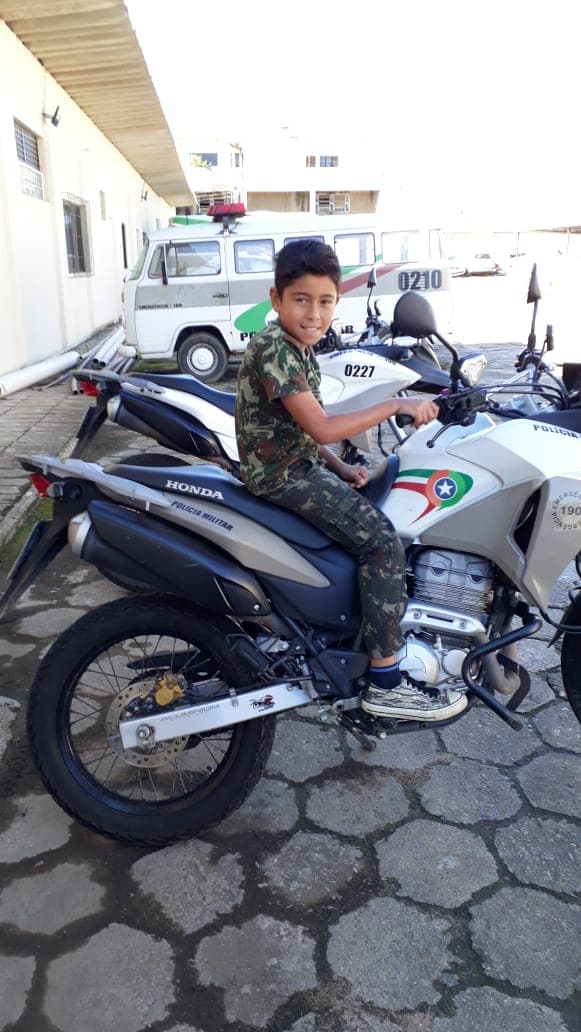 Policiais militares realizam sonho de criança de 10 anos