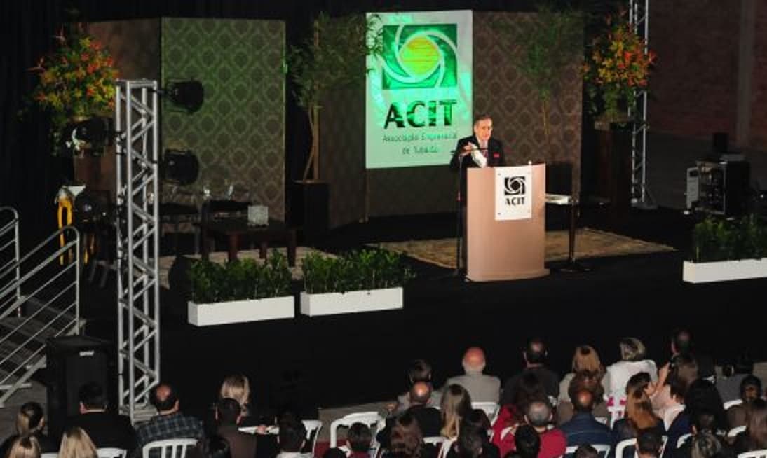 Morre Paulo Henrique Amorim; jornalista palestrou no Feincos