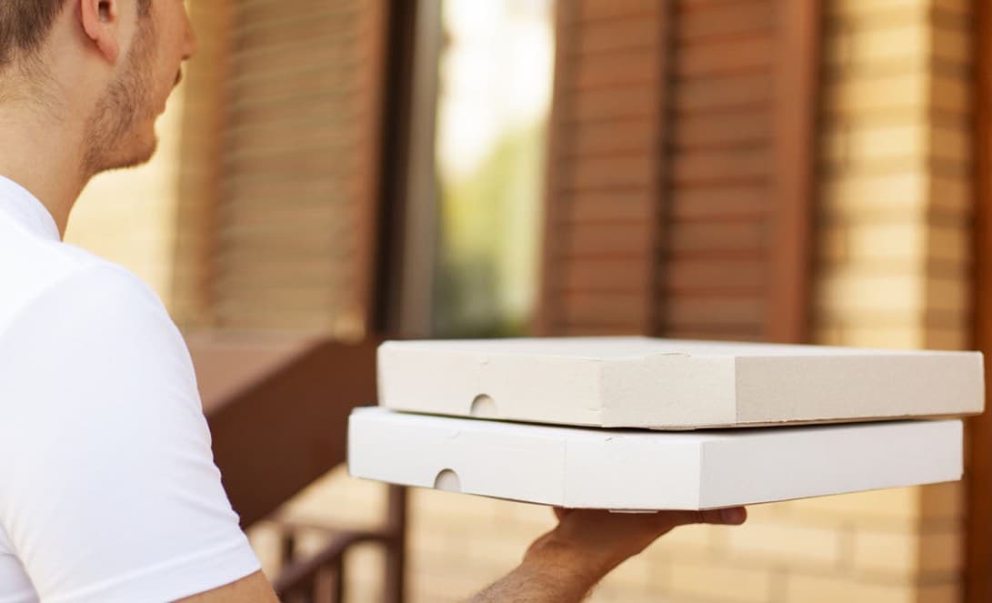 Três homens roubam pizzas de entregador