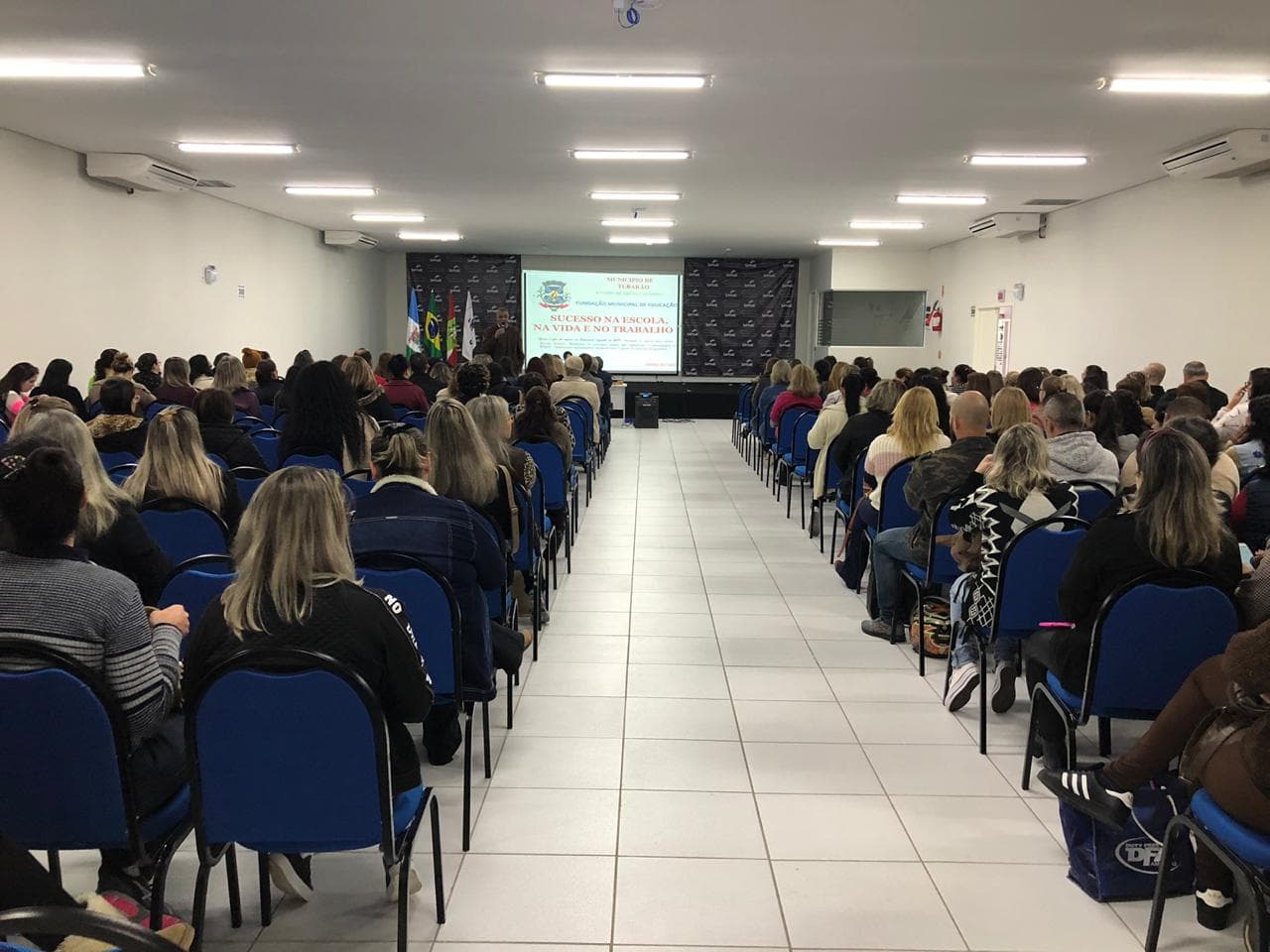 Alunos da rede municipal voltam às aulas nesta terça-feira (30)