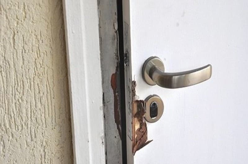 Três casas são arrombadas