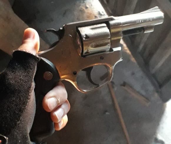 Suspeito invade residência durante tentativa de fuga