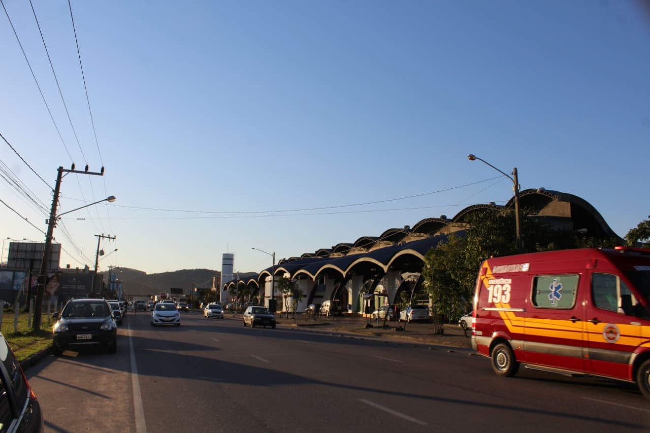 Acidente ocorre durante racha; um dos carros era roubado