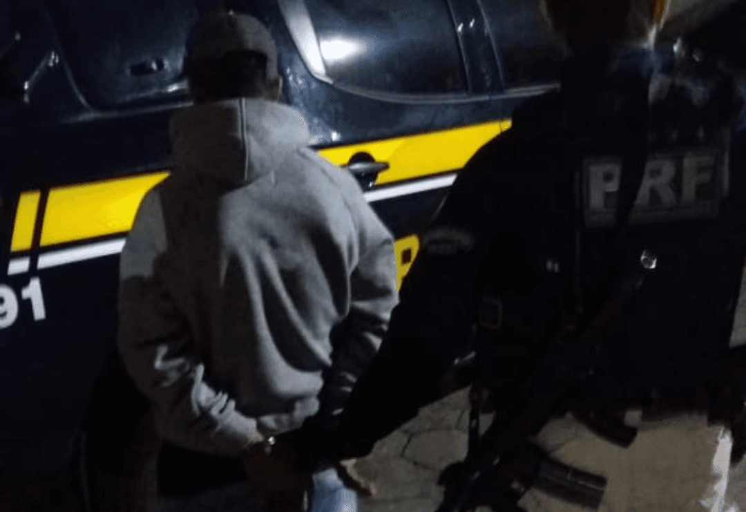 Motorista embriagado tenta fugir de bloqueio da PRF, mas é preso