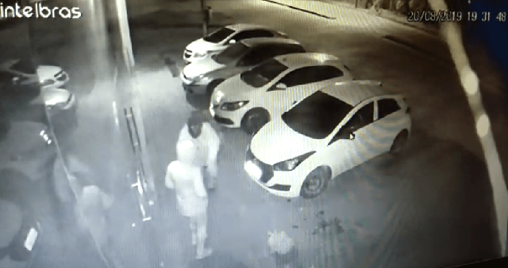 Mulher tem o carro roubado por ladrão encapuzado e armado