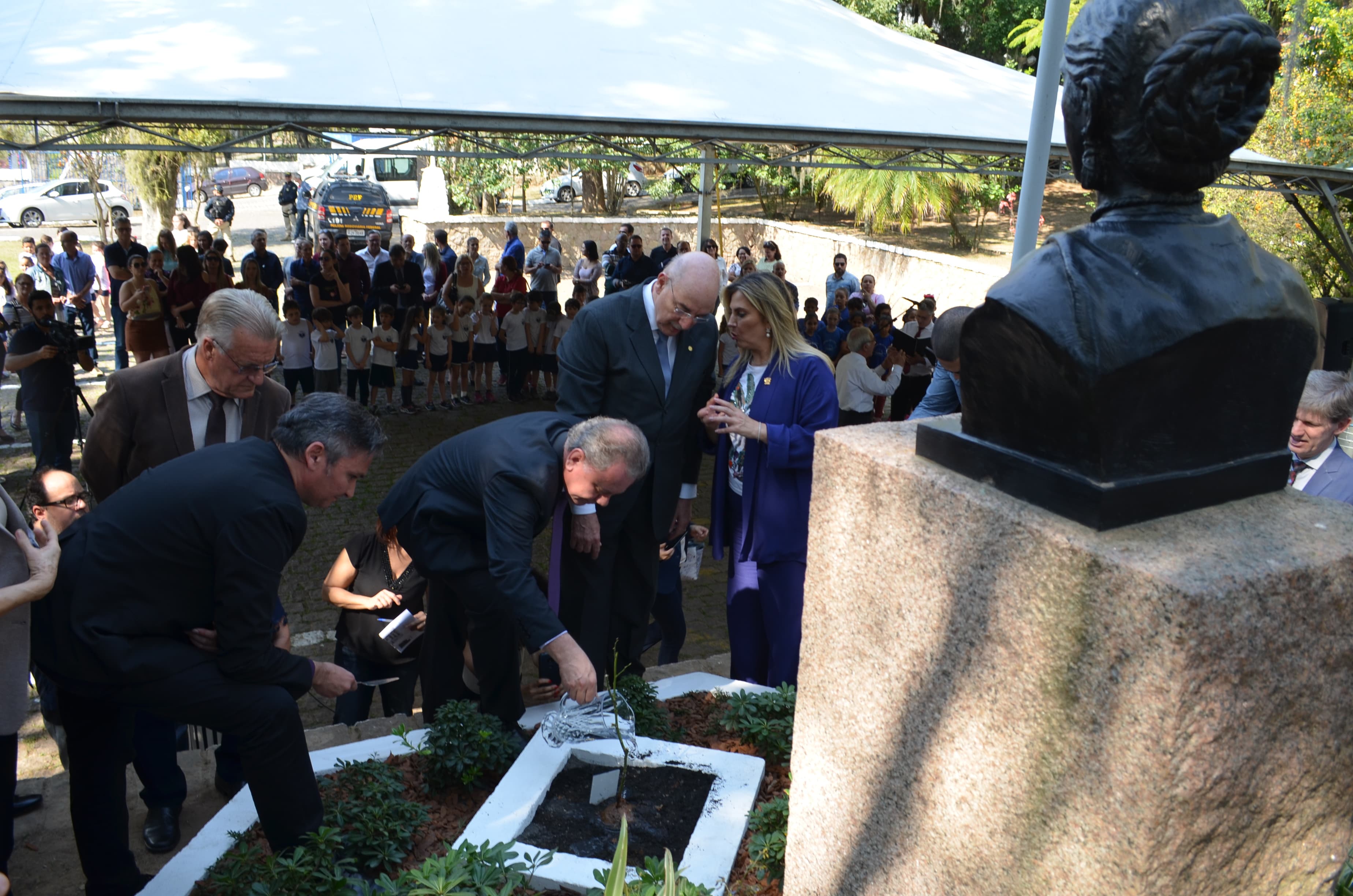 Plantio de rosa clonada marca início das festividades do bicentenário de Anita Garibaldi
