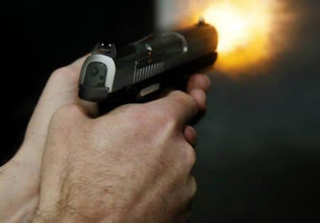 Homem leva tiro na barriga