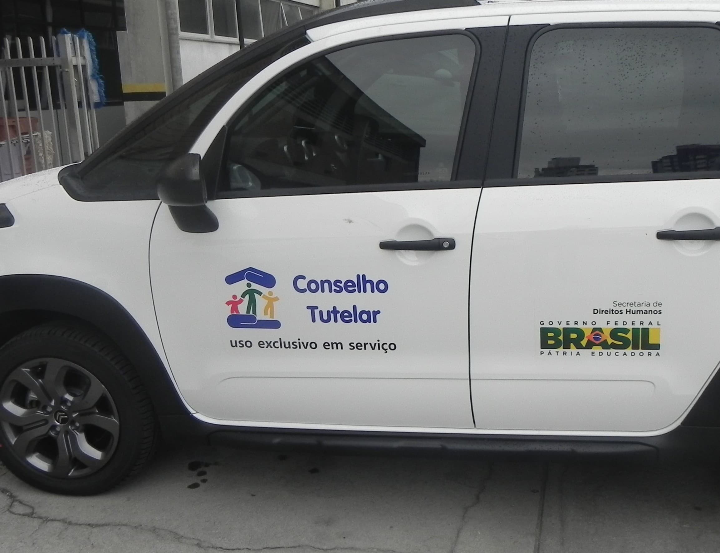 Casal é preso por tráfico na frente do filho pequeno; Conselho Tutelar é acionado