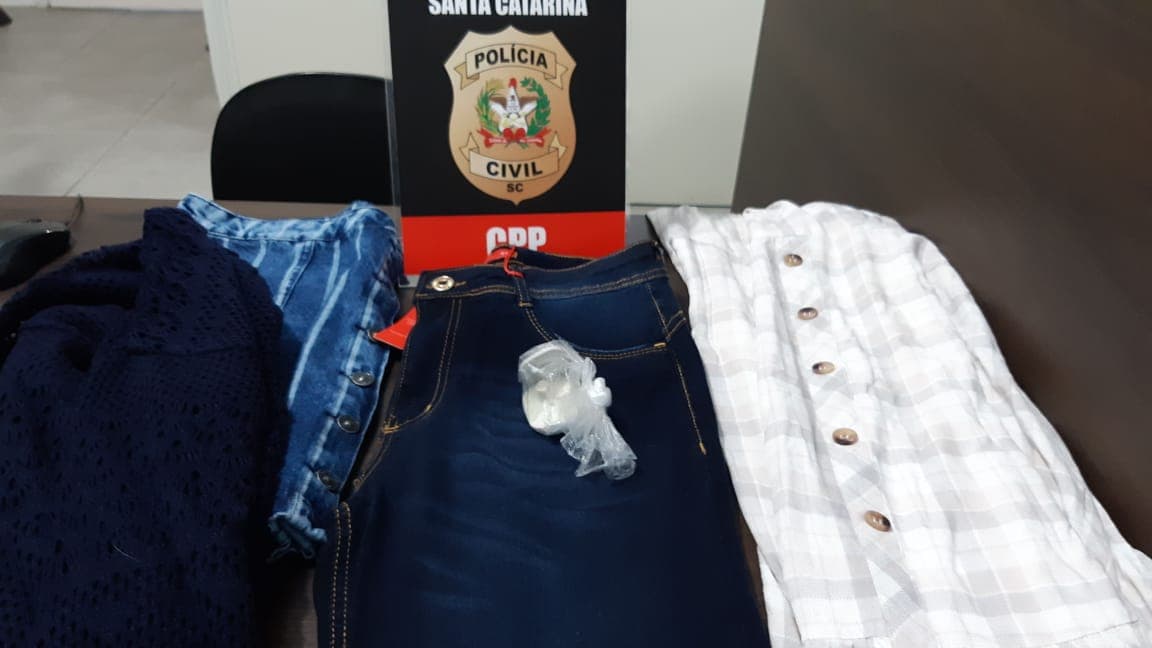 Mulher é presa após roubar roupas no shopping