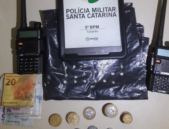 Drogas, dinheiro e rádio comunicadores são apreendidos