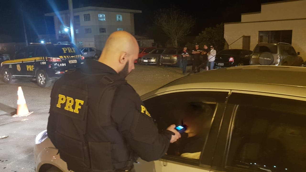 Mais de 40 motoristas dirigindo sob efeito de álcool são flagrados pela PRF de Tubarão