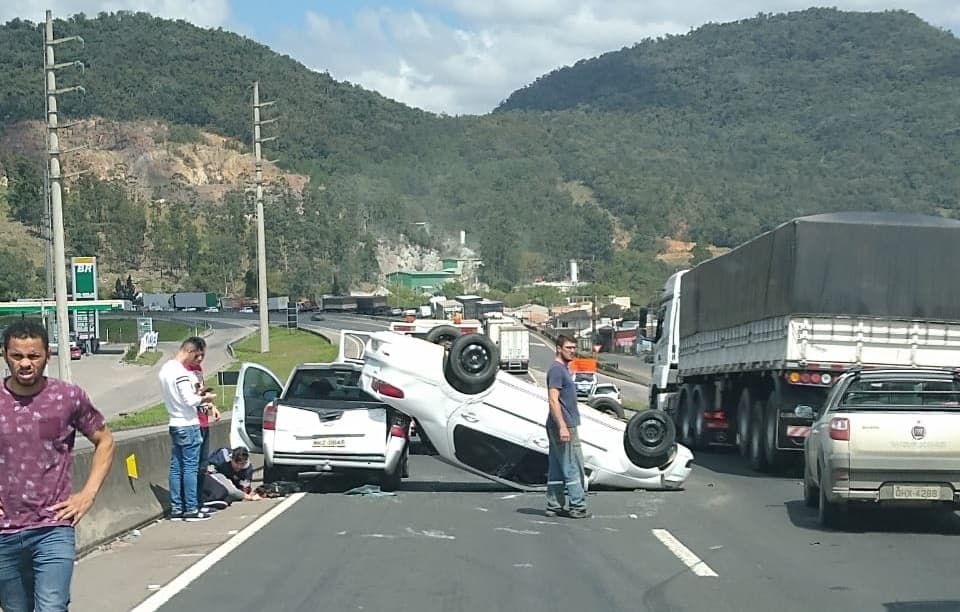 Carro capota ao se envolver em acidente com outros dois veículos