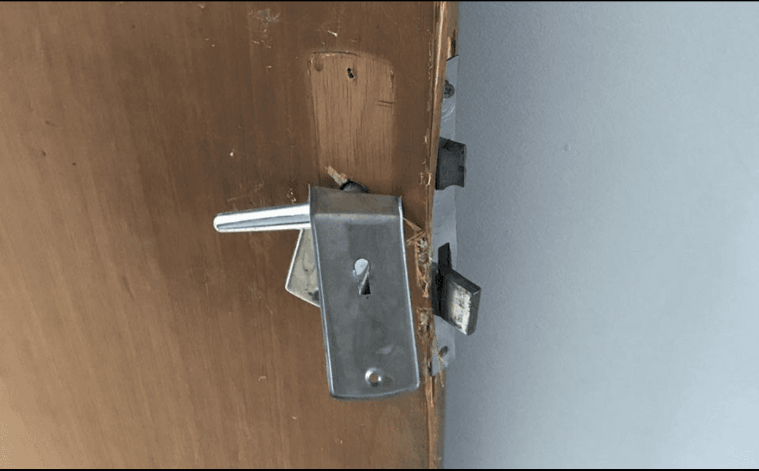 Dois veículos são furtados de casas arrombadas