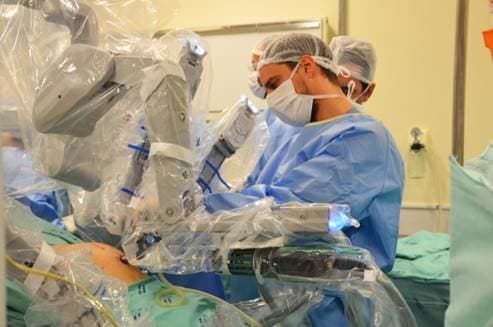 Profissionais são capacitados para realizar cirurgias robóticas em pacientes tubaronenses