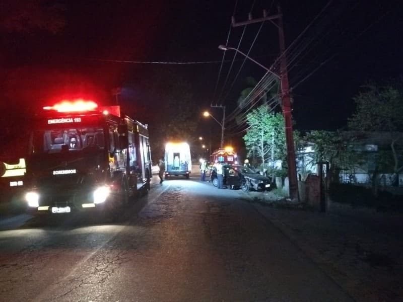 Duas pessoas ficam feridas em colisão em poste