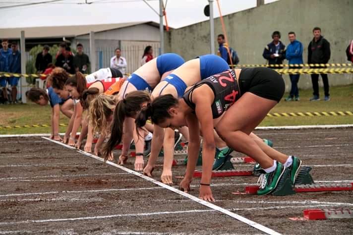 Atletismo e karatê sobem no pódio na Olesc