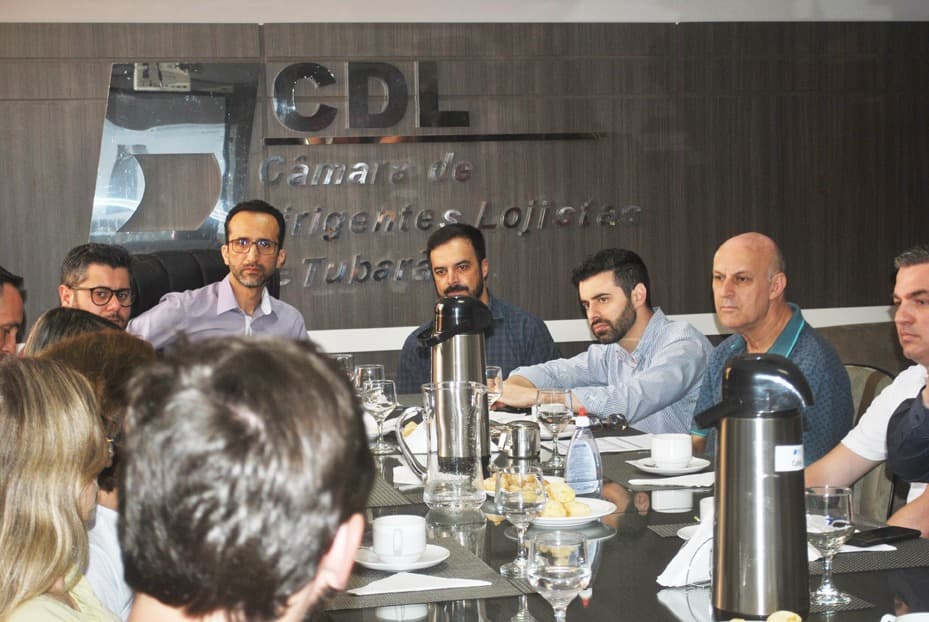 Ambulantes não podem permanecer nas calçadas, lembram lojistas