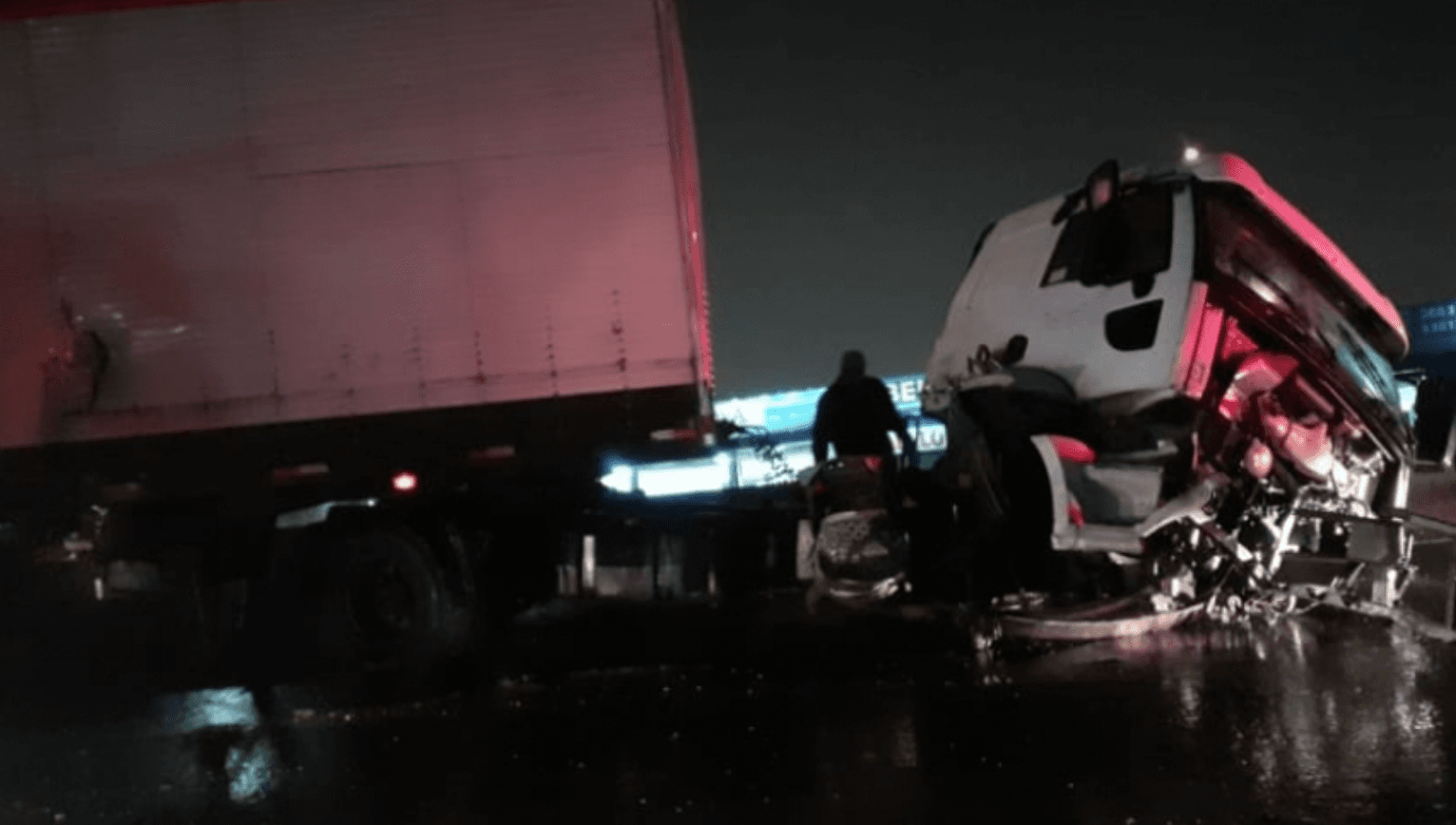 Acidente danifica estrutura de viaduto