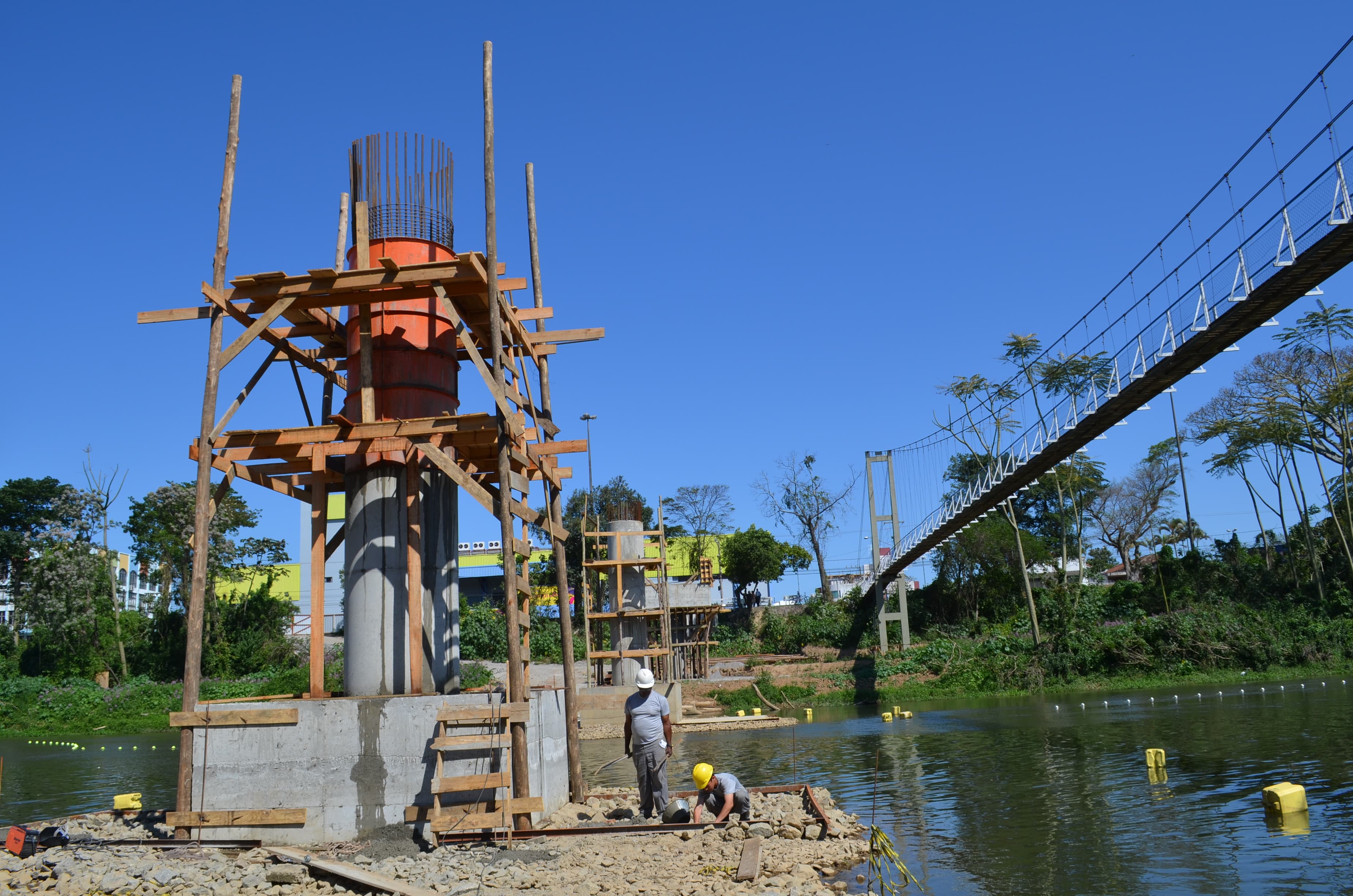 Último pilar da passarela de concreto está em fase final de construção