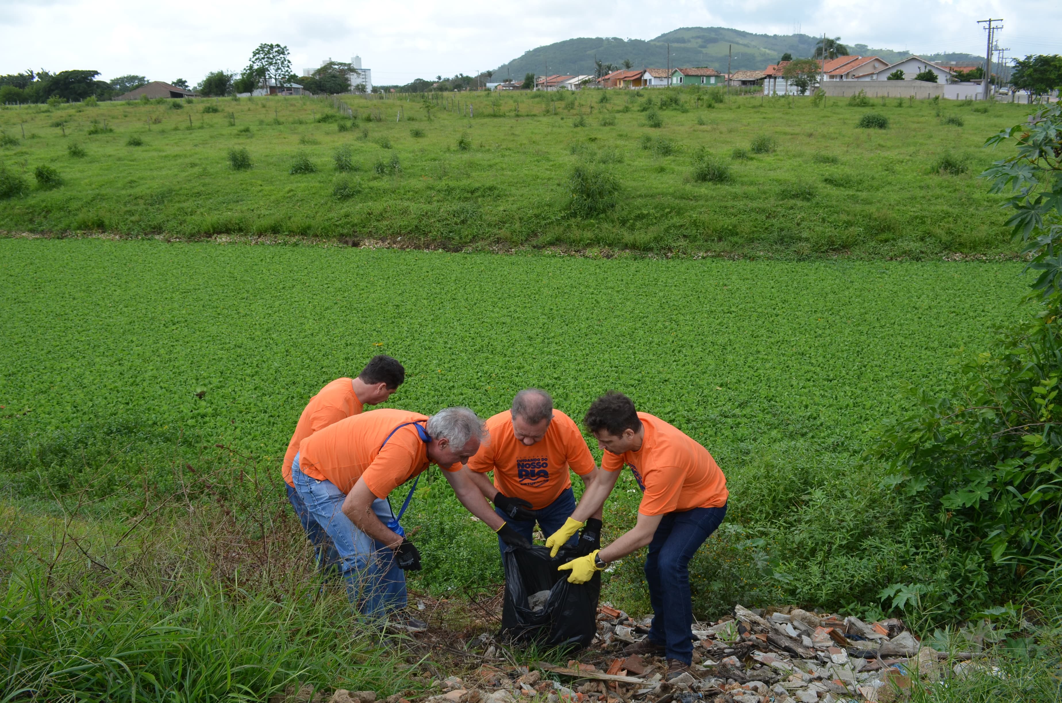 Quase 50 toneladas de lixo são recolhidas das margens de rios