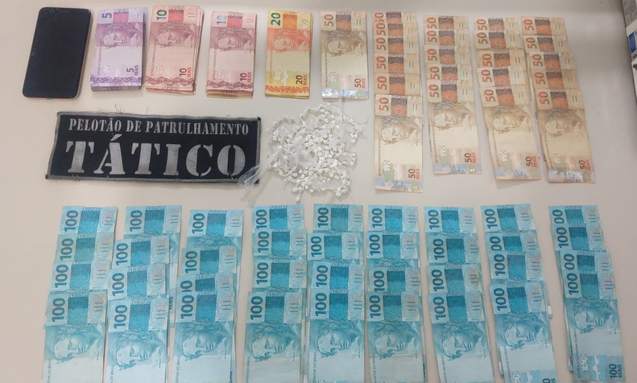 Dois jovens são presos com 220 pedras de crack e mais de 5 mil reais