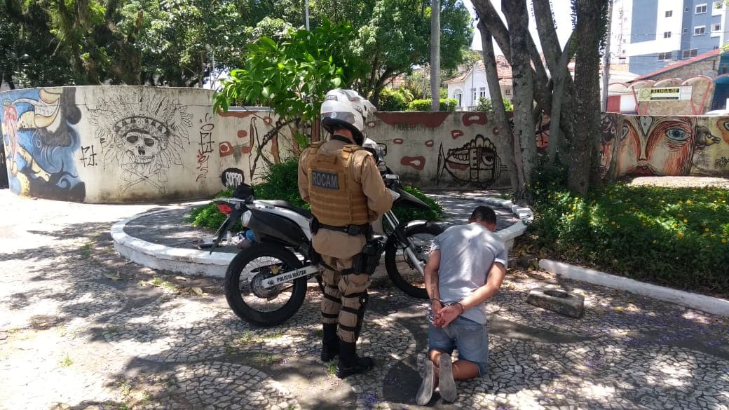 Mais duas pessoas com mandados de prisão são detidas