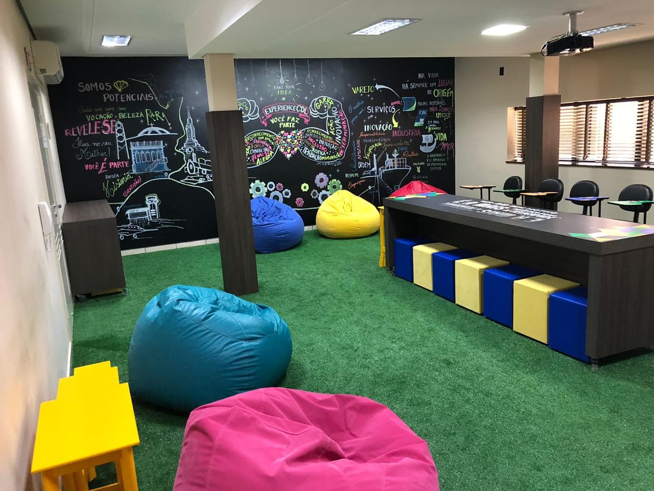 CDL inaugura auditório inspirado em espaços tecnológicos e "instagramáveis"